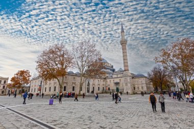 İstanbul, Türkiye - 3 Aralık 2022: Beyazit Camii - Beyazt Meydanı 'ndan (Özgürlük Meydanı) 16. yüzyıl Osmanlı İmparatorluk Camii).