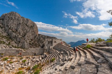 Antik Termessos kentindeki antik amfitiyatronun manzara manzarası Türkiye 'nin başlıca turizm ve arkeoloji sahalarından biri..