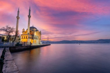 Güneş doğarken İstanbul 'daki Ortakoy Camii ve Boğaz köprüsü, Türkiye