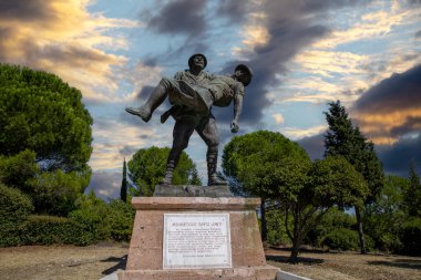 Gelibolu, anakkale, Türkiye - 26 Eylül 2021: Yaralı Avustralyalı subayı taşıyan ve Gelilipoli 'ye yardım eden Türk askeri anıtı