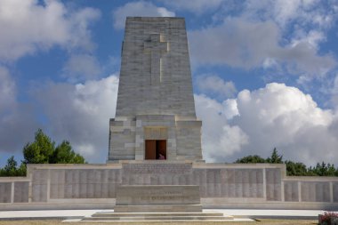 Gelibolu, Çanakkale, Türkiye - 26 Eylül 2021: Gelibolu, anakkale ve ikonik çam ağacında hayatını kaybeden Anzak askerlerinin anısına anıt