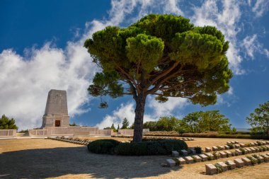 Gelibolu, Çanakkale, Türkiye - 26 Eylül 2021: Gelibolu, anakkale ve ikonik çam ağacında hayatını kaybeden Anzak askerlerinin anısına anıt