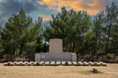 Gelibolu, Çanakkale, Türkiye - 26 Eylül 2021: Gelibolu, anakkale ve ikonik çam ağacında hayatını kaybeden Anzak askerlerinin anısına anıt