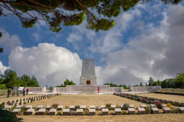 Gelibolu, Çanakkale, Türkiye - 26 Eylül 2021: Gelibolu, anakkale ve ikonik çam ağacında hayatını kaybeden Anzak askerlerinin anısına anıt