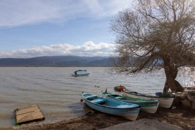 Golyazi, Türkiye, 26 Aralık 2021; Balıkçılar Uluabat Gölü, BURSA, TURKEY 'de tekneyle balık tutmaya gidiyorlar