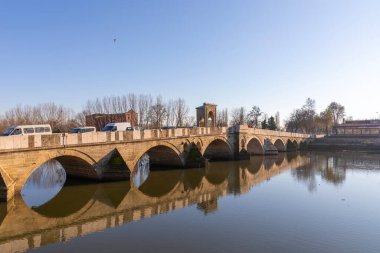 Edirne, Türkiye, 23 Temmuz 2021: Tunca Nehri üzerindeki Tunca Köprüsü ve Edirne 'deki Selimiye Camii