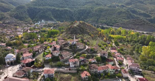 伝統的で歴史的なトルコの家で有名なサカリヤ トルコのタラクリ村 — ストック動画