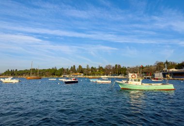 • Türkiye, 15 Mart 2023: Tuzla İlçesi, Mercan Mahallesi ve sahildeki tekneler