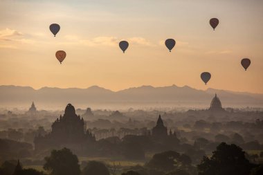 Bagan, Myanmar 'da uçan sıcak hava balonları