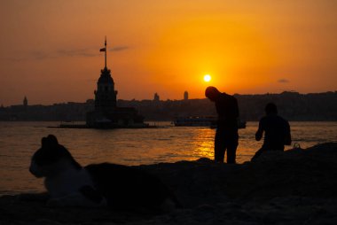 İstanbul 'da küçük bir adada Mainden Kulesi. Sakin bir boğaz kanalında güzel bir gün batımı.