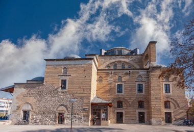 Konya, Türkiye, 9 Aralık 2010: Serafettin Camii ve Konya 'daki kare manzarası. Serafettin Camii, Konya 'daki turistik merkezlerden biri..