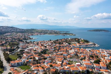 Foca, Ege kıyısında, İzmir ilinin bir ilçesidir..