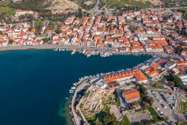 Foca, Ege kıyısında, İzmir ilinin bir ilçesidir..