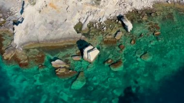 Fotoğraf İzmir 'in Foca ilçesindeki yelkenli kayaları alanında çekilmiştir..