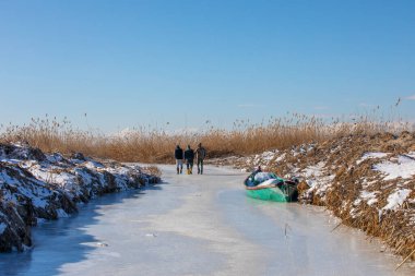 Konya, Türkiye, 21 Ocak 2022: Arka planda Beysehir Gölü ve Dedegol Dağı,