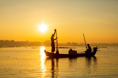 Inle Gölü, Myanmar, Burma 'da balıkçılık yapan balıkçılar