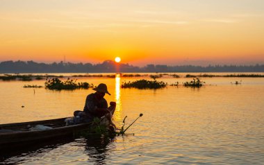Inle Gölü, Myanmar, Burma 'da balıkçılık yapan balıkçılar