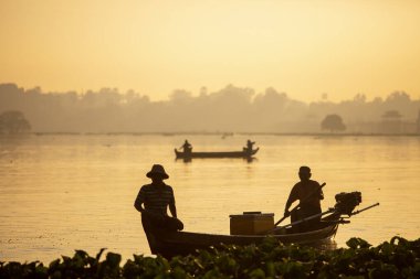 Inle Gölü, Myanmar, Burma 'da balıkçılık yapan balıkçılar