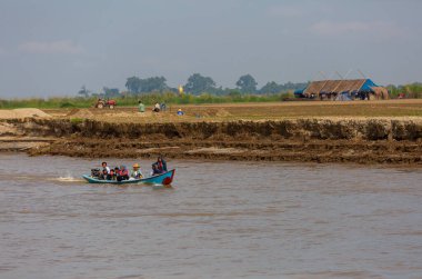 Mandalay, Myanmar, 22 Kasım 2016: Myanmar halkı tekneyle seyahat ediyor