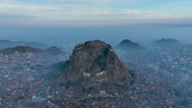 Afyon, Türkiye 'deki bir kaya dağındaki Karahisar kalesi