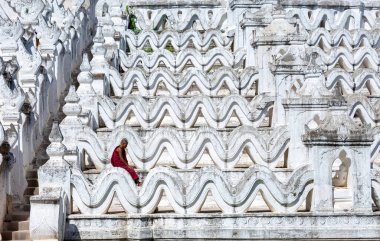 Mingun, Mandalay, Myanmar, 16 Kasım 2021: Myanmar tapınağında duran keşişler