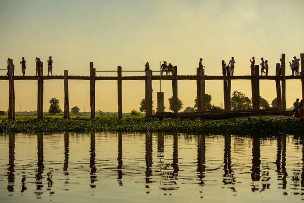 Mandalay Myanmar November 2016 Unidentified People Crossing Famous Bein Bridge — Stock Photo, Image