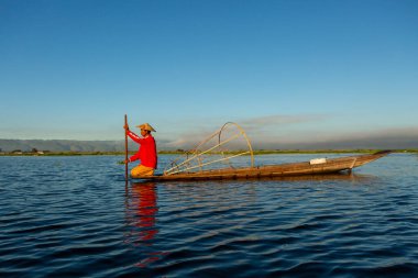 Inle Gölü, Myanmar, 16 Kasım 2016: Myanmar gezi merkezi - Myanmar 'ın Inle Gölü' ndeki geleneksel Burmalı balıkçı