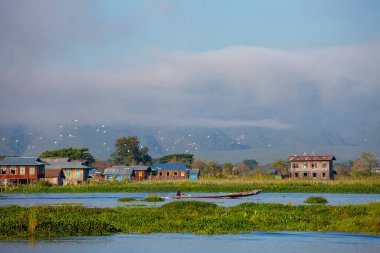Mandalay, Myanmar, 22 Kasım 2016: Myanmar halkı tekneyle seyahat ediyor