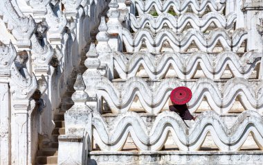 Hsinbyume 'un beyaz geçidi Mingun Pagoda, Mandalay, Myanmar yakınlarında yer almaktadır..