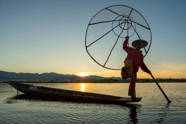 Inle Gölü, Myanmar, 16 Kasım 2016: Myanmar gezi merkezi - Myanmar 'ın Inle Gölü' ndeki geleneksel Burmalı balıkçı