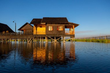 Mandalay, Myanmar, 22 Kasım 2016: Inle Gölü ve yüzen evler, Myanmar, Burma