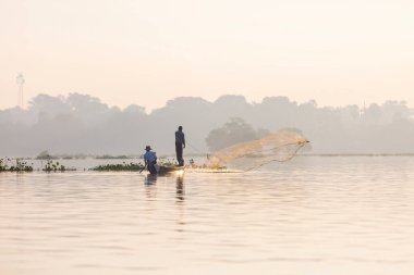 Inle Gölü, Myanmar, 16 Kasım 2016: Myanmar gezi merkezi - Myanmar 'ın Inle Gölü' ndeki geleneksel Burmalı balıkçı