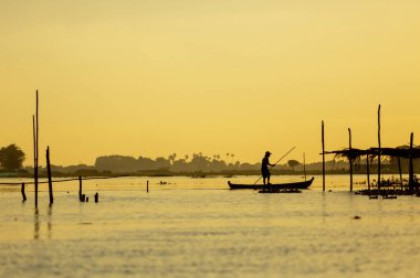 Inle Gölü, Myanmar, 16 Kasım 2016: Myanmar gezi merkezi - Myanmar 'ın Inle Gölü' ndeki geleneksel Burmalı balıkçı