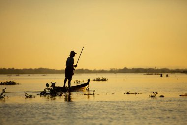 Inle Gölü, Myanmar, 16 Kasım 2016: Myanmar gezi merkezi - Myanmar 'ın Inle Gölü' ndeki geleneksel Burmalı balıkçı