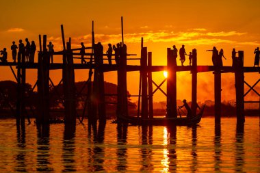 Mandalay, Myanmar, 16 Kasım 2016: Tanımlanamayan kişiler U Bein Köprüsü 'nden geçiyor. Burma 'da en çok ziyaret edilen yerlerden biri.