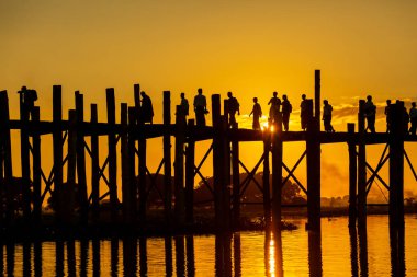 Mandalay, Myanmar, 16 Kasım 2016: Tanımlanamayan kişiler U Bein Köprüsü 'nden geçiyor. Burma 'da en çok ziyaret edilen yerlerden biri.