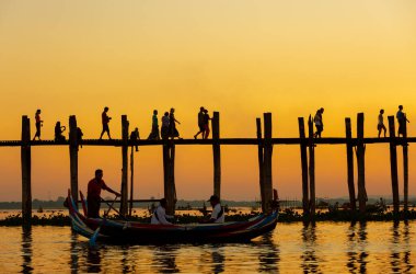 Mandalay, Myanmar, 16 Kasım 2016: Tanımlanamayan kişiler U Bein Köprüsü 'nden geçiyor. Burma 'da en çok ziyaret edilen yerlerden biri.