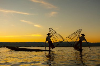 Inle Gölü, Myanmar, 16 Kasım 2016: Myanmar gezi merkezi - Myanmar 'ın Inle Gölü' ndeki geleneksel Burmalı balıkçı