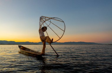 Mandalay, Myanmar, 22 Kasım 2016: Mandalay, inle gölünde balık tutmaya giden balıkçılar