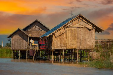 Mandalay, Myanmar, 22 Kasım 2016: Inle Gölü ve yüzen evler, Myanmar, Burma