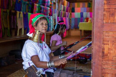 Mandalay, Myanmar, Kasım 15, 2016: Geleneksel kostümlü Asyalı uzun boyunlu Kayan Padaung kadın. Asya 'daki etnik azınlık. Loikaw 'da boynundaki pirinçten bobinlerle kabile kadınlarının güzel portresi.,