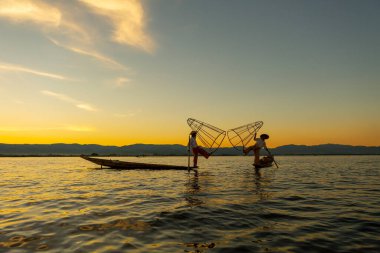 Inle Gölü, Myanmar, 16 Kasım 2016: Myanmar gezi merkezi - Myanmar 'ın Inle Gölü' ndeki geleneksel Burmalı balıkçı