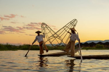 Inle Gölü, Myanmar, 16 Kasım 2016: Myanmar gezi merkezi - Myanmar 'ın Inle Gölü' ndeki geleneksel Burmalı balıkçı
