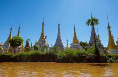 Myanmar 'daki Indein Köyü Pagoda' daki Colorufl Pagodas 'ın manzarası. (Burma)