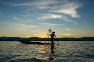 Mandalay, Myanmar, 22 Kasım 2016: Mandalay, inle gölünde balık tutmaya giden balıkçılar