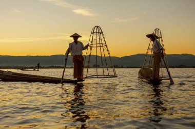 Mandalay, Myanmar, 22 Kasım 2016: Mandalay, inle gölünde balık tutmaya giden balıkçılar