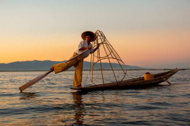 Mandalay, Myanmar, 22 Kasım 2016: Mandalay, inle gölünde balık tutmaya giden balıkçılar