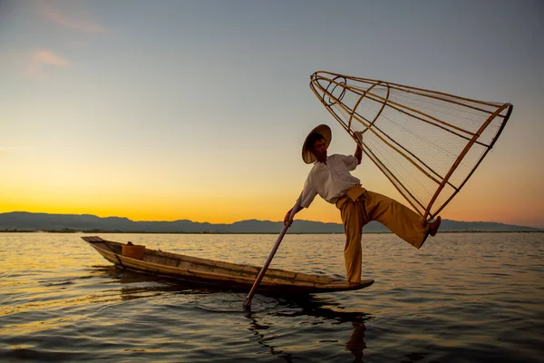 ミャンマーのマンダレー2016年11月22日 マンダレー インレー湖で釣りに行く漁師 — ストック写真