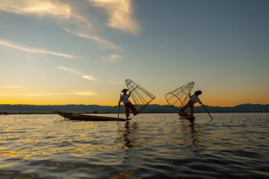Inle Gölü, Myanmar, 16 Kasım 2016: Myanmar gezi merkezi - Myanmar 'ın Inle Gölü' ndeki geleneksel Burmalı balıkçı