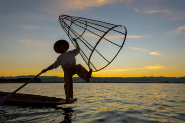 Inle Gölü, Myanmar, 16 Kasım 2016: Myanmar gezi merkezi - Myanmar 'ın Inle Gölü' ndeki geleneksel Burmalı balıkçı